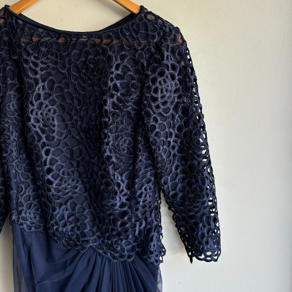 NWT‎ Tadashi Shoji Formal Gown Size 6 Navy Blue Long Sleeve Floral Lace Bodice